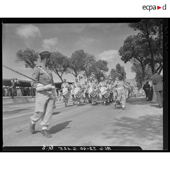 Prise d'armes organisée à Arris à l'occasion de la venue du maréchal Juin.