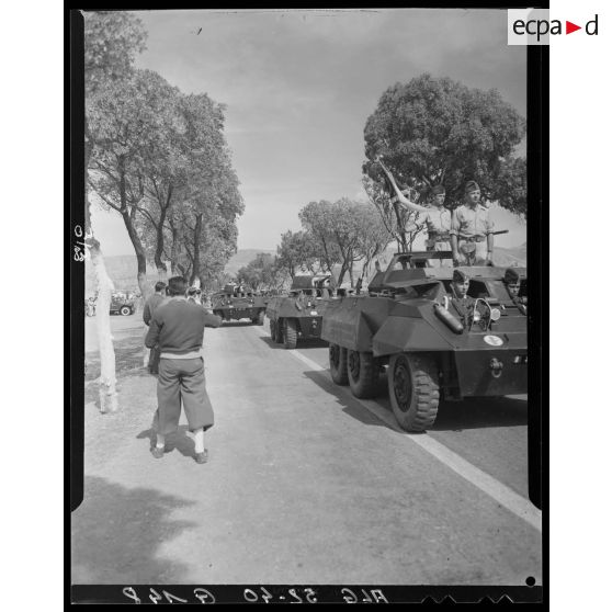 Défilé motorisé à Arris à l'occasion de la visite du maréchal Juin.