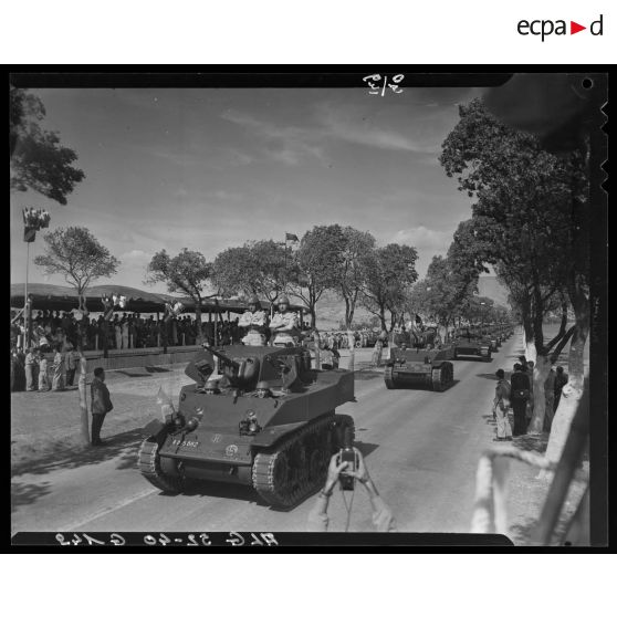 Défilé motorisé à Arris à l'occasion de la visite du maréchal Juin.