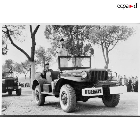 Le général Cailles à bord d'une Jeep, s'adressant aux troupes pour la visite du maréchal Juin à Arris.