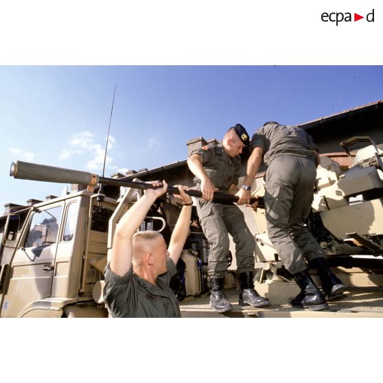 Chargement d'un canon antiaérien de 20 mm Tarasque sur camion TRM-2000 par des soldats du 1er RS avant le départ de Valence pour le Golfe.