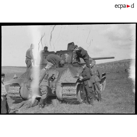 Lokot. [Des hommes autour d'un char T-34]. [Description en cours]