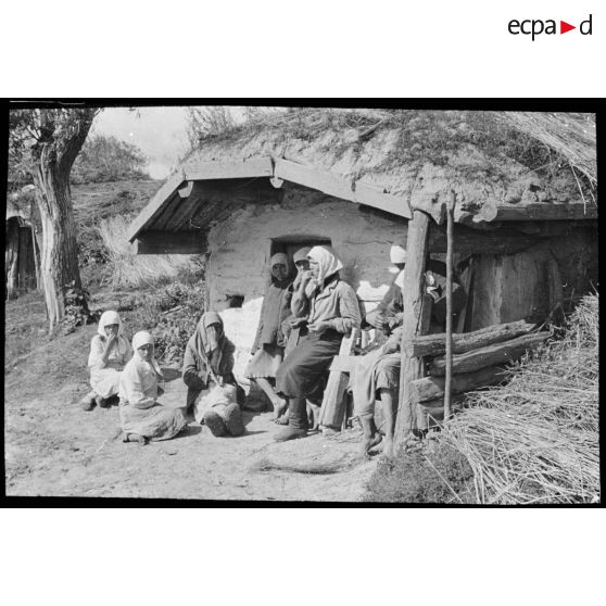 Lokot. [Un groupe de jeunes filles devant un abri]. [Description en cours]