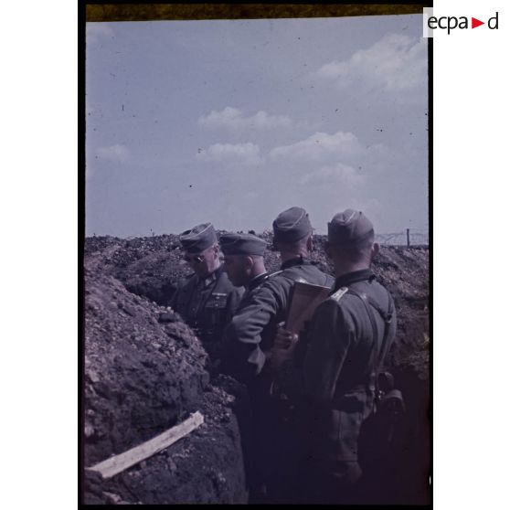 Ljudjnowo - Rhew. [Soldats et officiers allemands dans une tranchée]. [Description en cours]