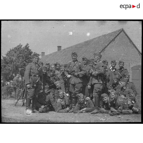 Rhe Feldy. [Un groupe de soldats allemands devant une habitation]. [Description en cours]