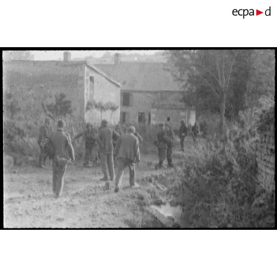 Normandie. [Des soldats dans un village]. [Description en cours]