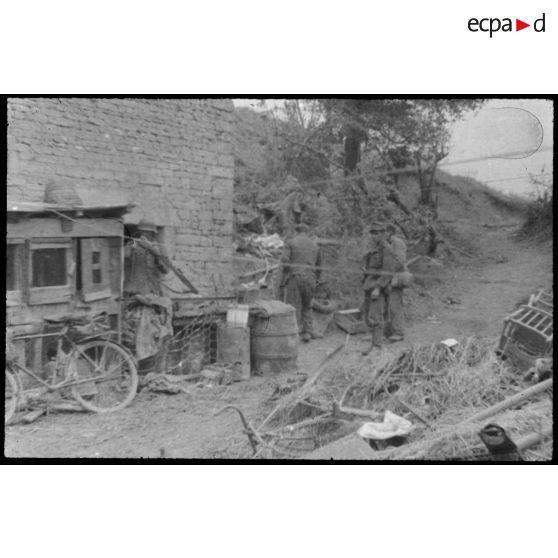 Normandie. [Soldats allemands devant une maison]. [Description en cours]