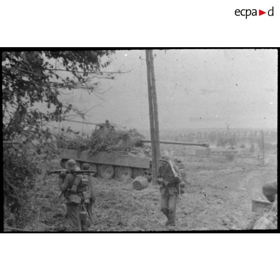 Normandie. [Soldats et char allemands devant une ville]. [Description en cours]