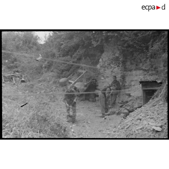 Normandie. [Soldats devant un abri]. [Description en cours]