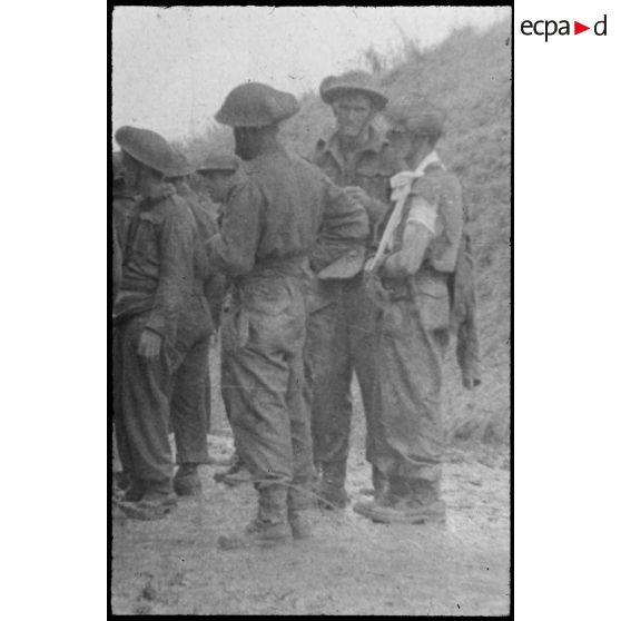 Normandie. [Soldats canadiens et un blessé]. [Description en cours]