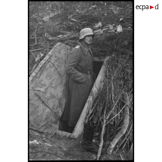 Normandie. [Un soldat allemand devant un abri]. [Description en cours]