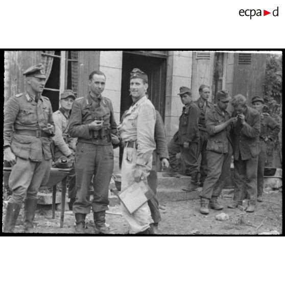 Normandie. [Officiers et soldats allemands devant une maison]. [Description en cours]