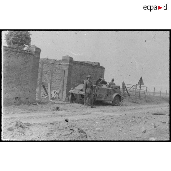 Normandie. [Soldats devant un véhicule militaire]. [Description en cours]