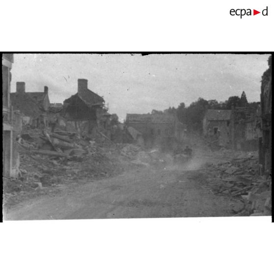 Normandie. [Un village en ruine]. [Description en cours]