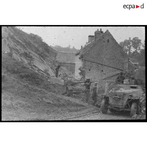 Normandie. [Soldats allemands dans un village]. [Description en cours]