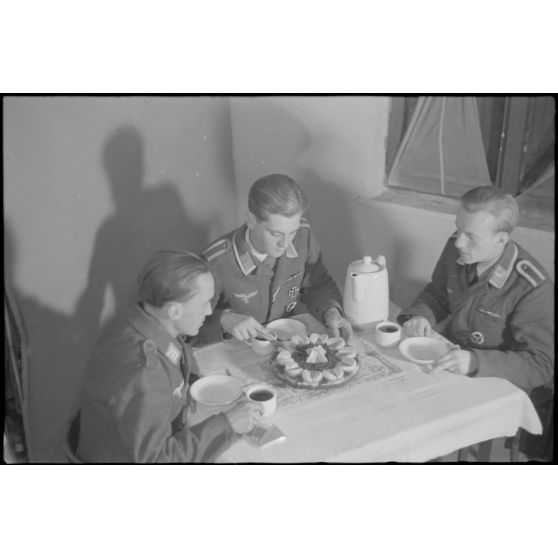 En Crète, dans le secteur de la baie de Souda, dans les quartiers réquisitionnés pour le 2e groupe du Seeaufklärungsgruppe (2./SAGr.125), un sous-officier réalise un gâteau.