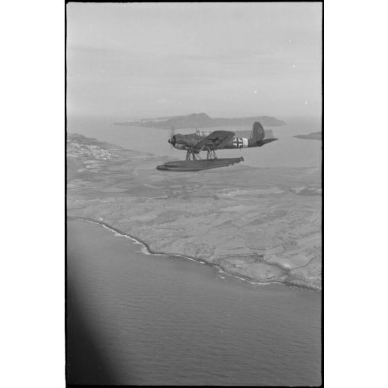 Un hydravion Arado Ar-196 du Seeaufklärungsgruppe 125 (SAGr.125) basé dans la baie de Souda.