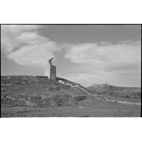 En Crète, sur une colline proche de La Canée, le monument construit en l'honneur des troupes aéroportées allemandes après l'opération Merkur.