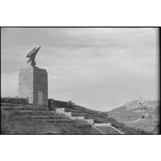 En Crète, sur une colline proche de La Canée, le monument construit en l'honneur des troupes aéroportées allemandes après l'opération Merkur.