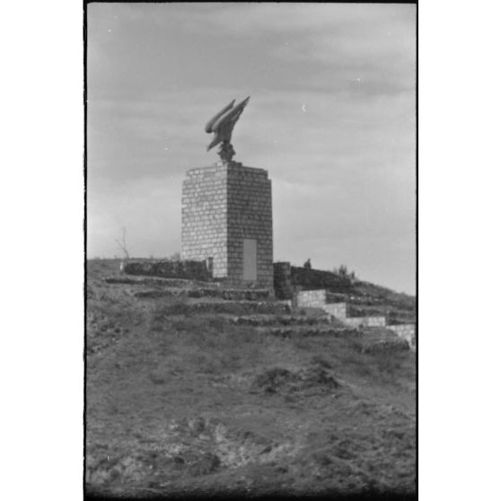 En Crète, sur une colline proche de La Canée, le monument construit en l'honneur des troupes aéroportées allemandes après l'opération Merkur.