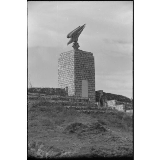 En Crète, sur une colline proche de La Canée, le monument construit en l'honneur des troupes aéroportées allemandes après l'opération Merkur.