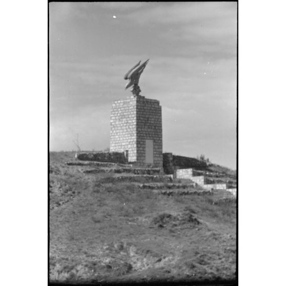 En Crète, sur une colline proche de La Canée, le monument construit en l'honneur des troupes aéroportées allemandes après l'opération Merkur.