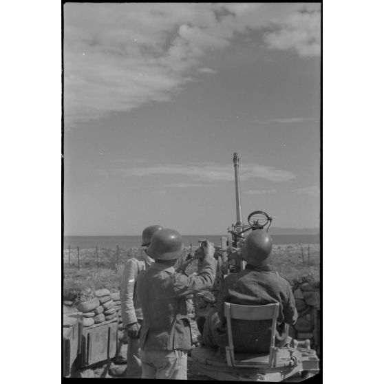 En Crète, des servants allemands d'une pièce de DCA légère de 2 cm FlaK.