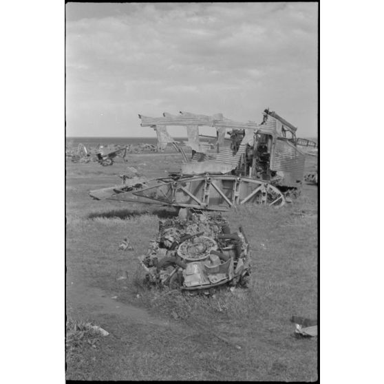 En Crète, vraisemblablement sur le terrain de Maleme, les débris d'avions britanniques et allemands.