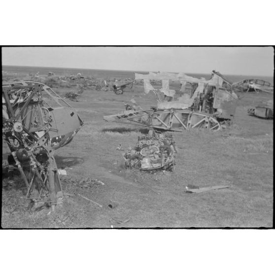 En Crète, vraisemblablement sur le terrain de Maleme, les débris d'avions britanniques et allemands.