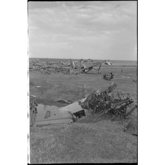 En Crète, vraisemblablement sur le terrain de Maleme, les débris d'avions britanniques et allemands.