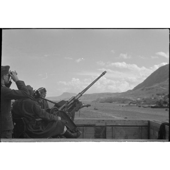 En Crète, une pièce de DCA légère (2 cm FlaK) protège la baie de Souda.