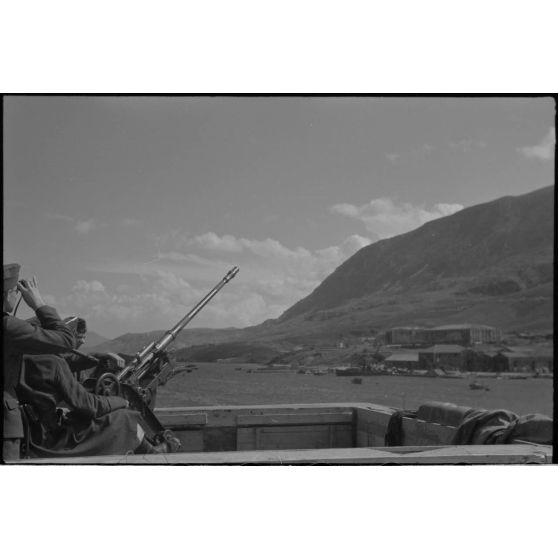 En Crète, une pièce de DCA légère (2 cm FlaK) protège la baie de Souda.