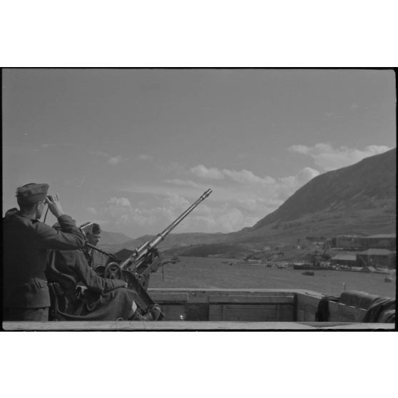 En Crète, une pièce de DCA légère (2 cm FlaK) protège la baie de Souda.