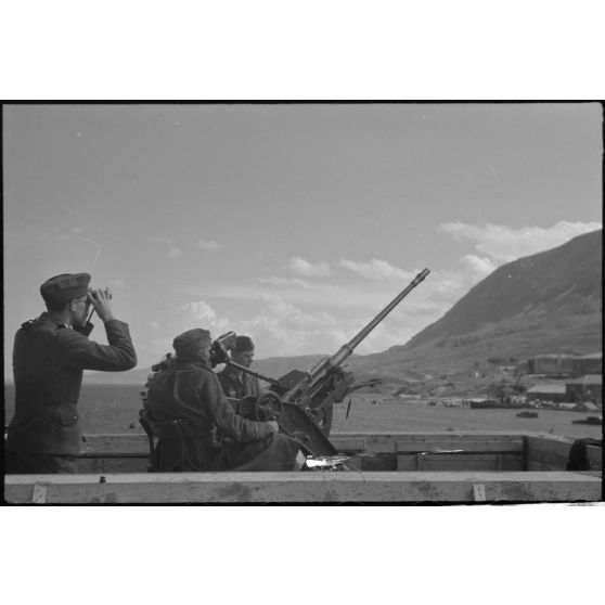 En Crète, une pièce de DCA légère (2 cm FlaK) protège la baie de Souda.