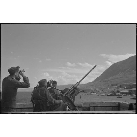 En Crète, une pièce de DCA légère (2 cm FlaK) protège la baie de Souda.