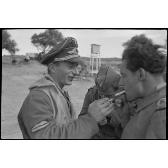 Sur le terrain de Maleme en Crète, portraits de pilotes du III./Jagdgeschwader 27 à l'issue d'une mission de chasse.