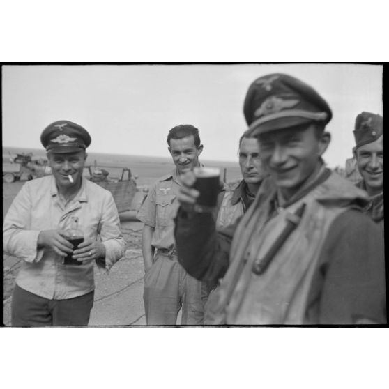 Sur le terrain de Maleme en Crète, portraits de pilotes du III./Jagdgeschwader 27 à l'issue d'une mission de chasse.