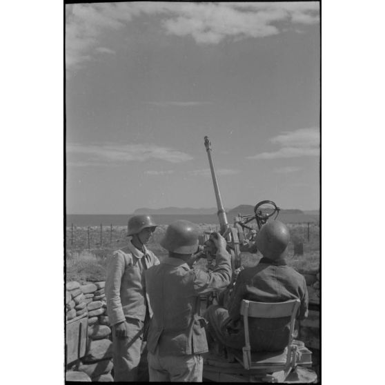 En Crète, une pièce de DCA légère (2 cm FlaK) protège la baie de Souda.