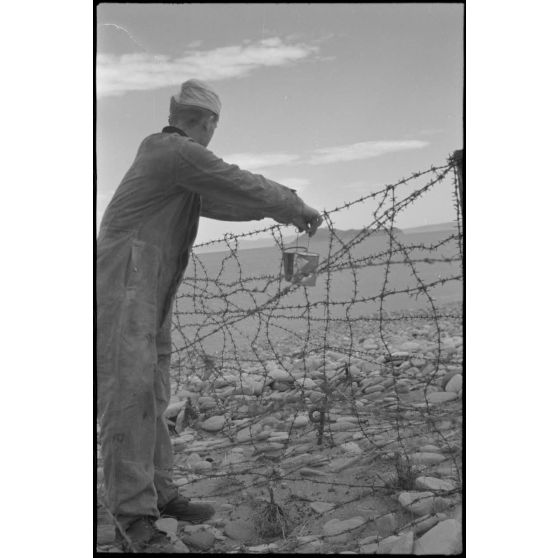 En Crète, à proximité d'un terrain d'aviation, un système de barbelés empêche les intrusions ennemies depuis la plage.