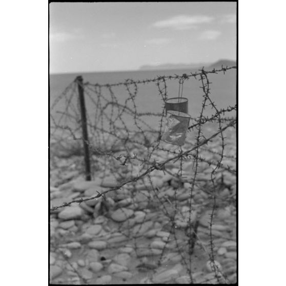 En Crète, à proximité d'un terrain d'aviation, un système de barbelés empêche les intrusions ennemies depuis la plage.