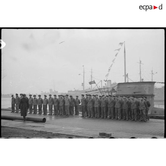 A Wilhelmshaven, l'équipage de sous-marin U-37 se met en place pour la revue.