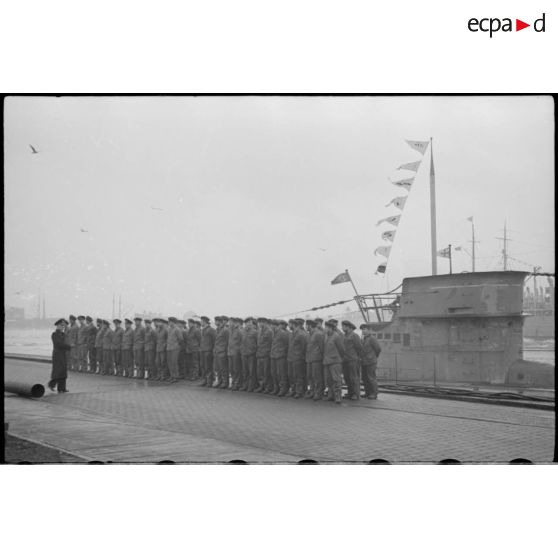 A Wilhelmshaven, l'équipage de sous-marin U-37 se met en place pour la revue.