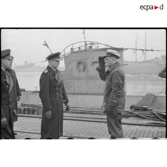 A Wilhelmshaven, les amiraux Doenitz et Carls passent en revue l'équipage du sous-marin U-61.