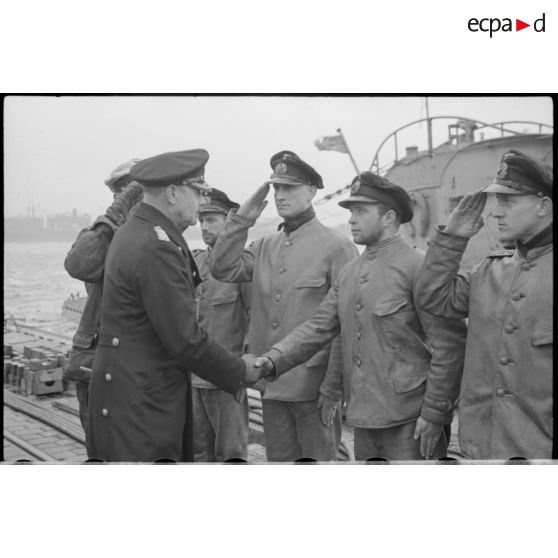 A Wilhelmshaven, les amiraux Doenitz et Carls passent en revue l'équipage du sous-marin U-61.