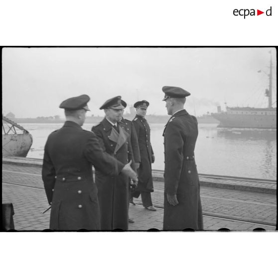 Sur un quai de Wilhelmshaven, les amiraux Doenitz et Carls passent en revue l'équipage de l'U-19 (ou U-3).