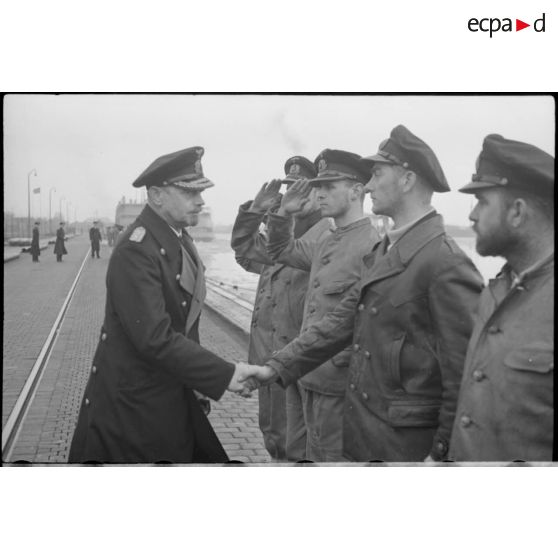 Les amiraux Doenitz et Carls passent en revue et félicitent l'équipage de l'U-37 sur un quai du port de Wilhelmshaven.