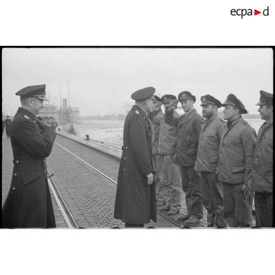 Les amiraux Doenitz et Carls passent en revue et félicitent l'équipage de l'U-37 sur un quai du port de Wilhelmshaven.