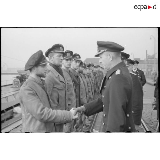 Les amiraux Doenitz et Carls passent en revue et félicitent l'équipage de l'U-37 sur un quai du port de Wilhelmshaven.