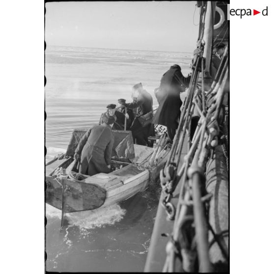 Embarquement de matétiel à bord d'un bâtiment léger.