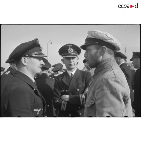 Sur le quai du port de Wilhelmshaven, le Kapitänleutnant Otto Schuhart, commandant du sous-marin U-29 de retour de croisière en compagnie d'autres officiers sous-mariniers.